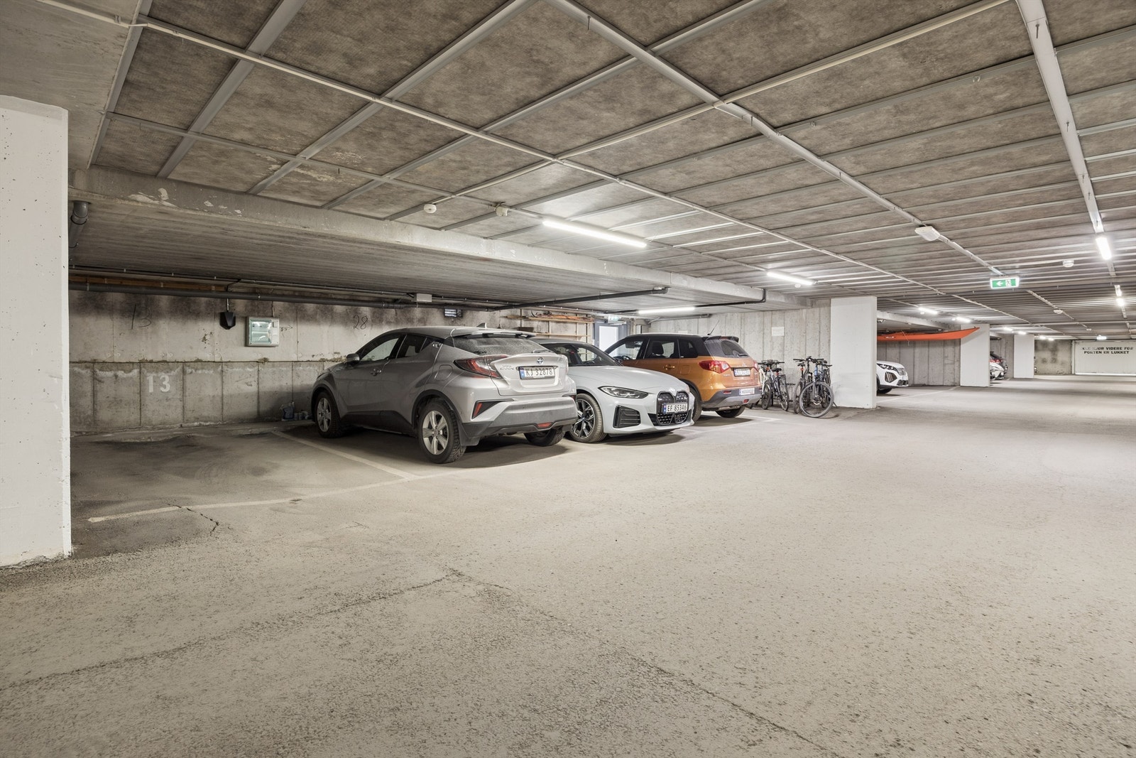 Leiligheten har en medfølgende fast endeparkeringsplass (nr. 13) i felles garasjekjeller. Galleribilde