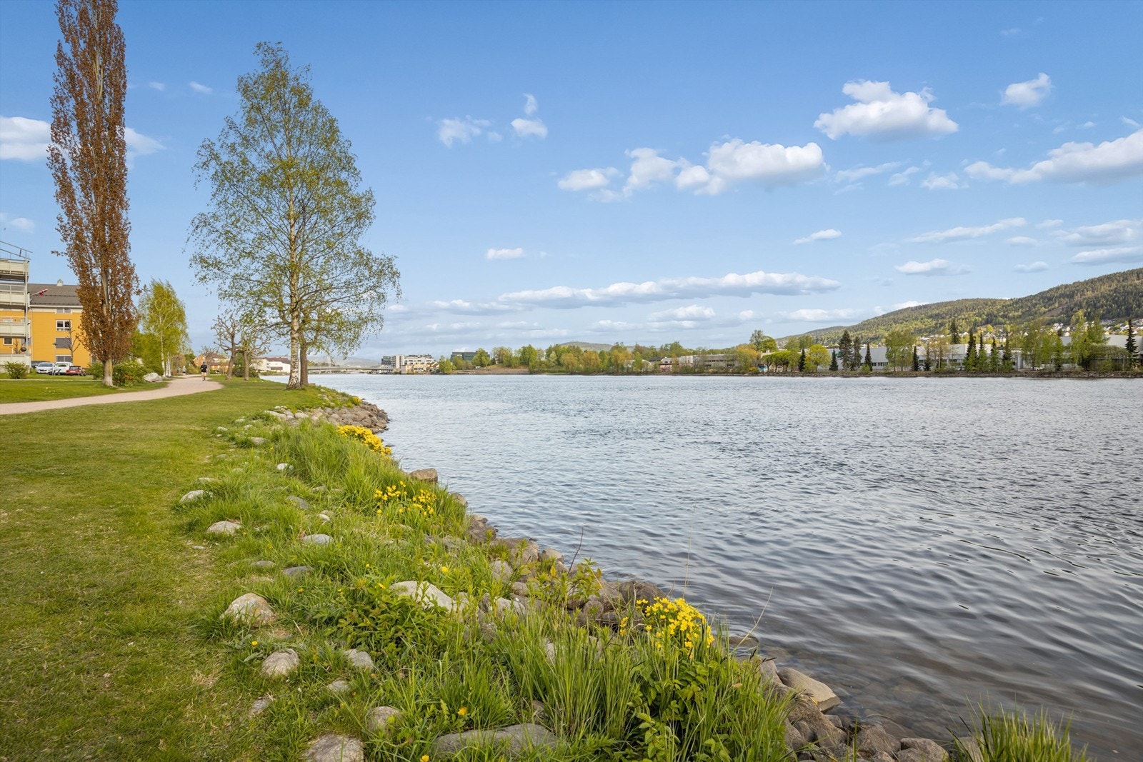 Umiddelbar nærhet til hyggelig strandpromenade langs Drammenselva. Galleribilde