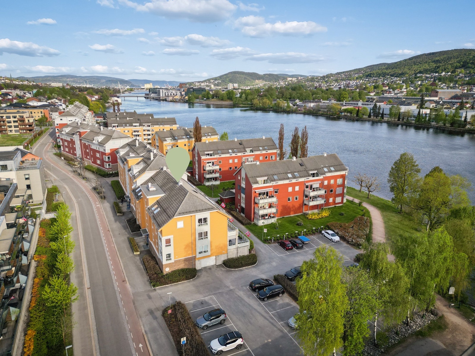 Eiendommen ligger i et idyllisk, rolig og skjermet bomiljø langs elvebredden. Galleribilde