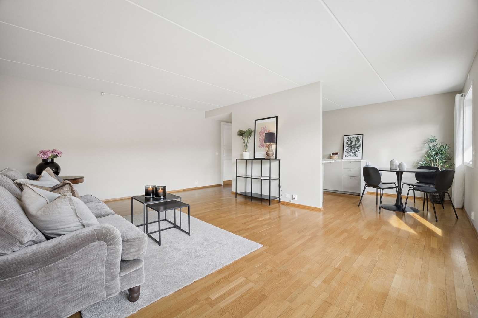 God plass til både sofagruppe og spisebord i den delåpne oppholdssonen. Galleribilde