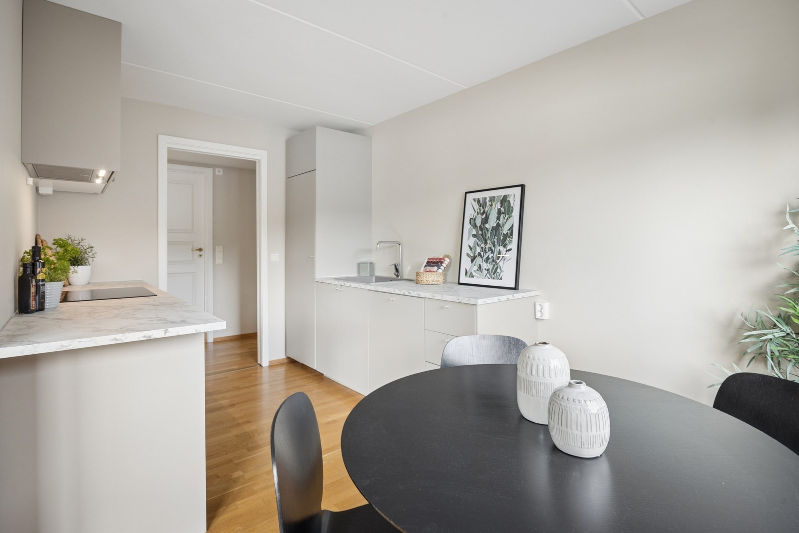 Kjøkkenet er nytt, med moderne innredning. Galleribilde