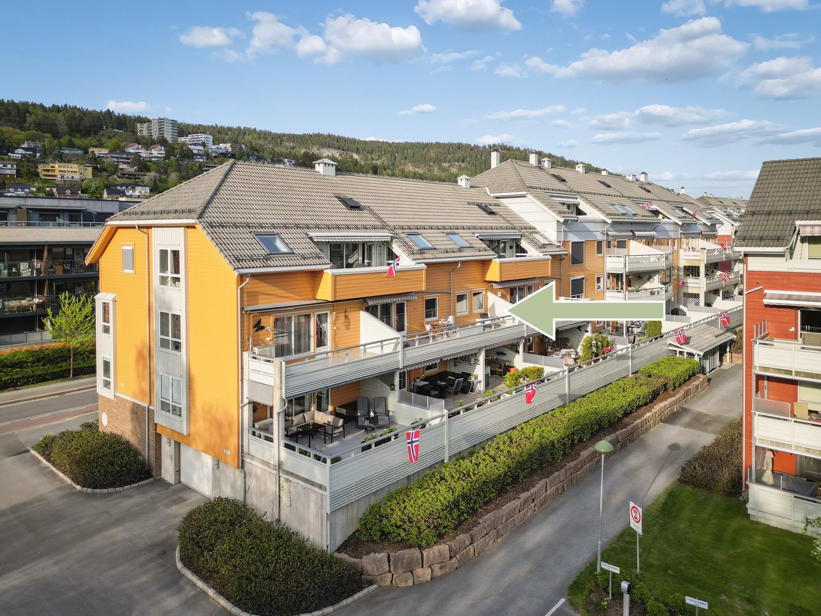 Bygget er fra 2001 og har heis, med adkomst til leiligheten i 2. etasje. Galleribilde