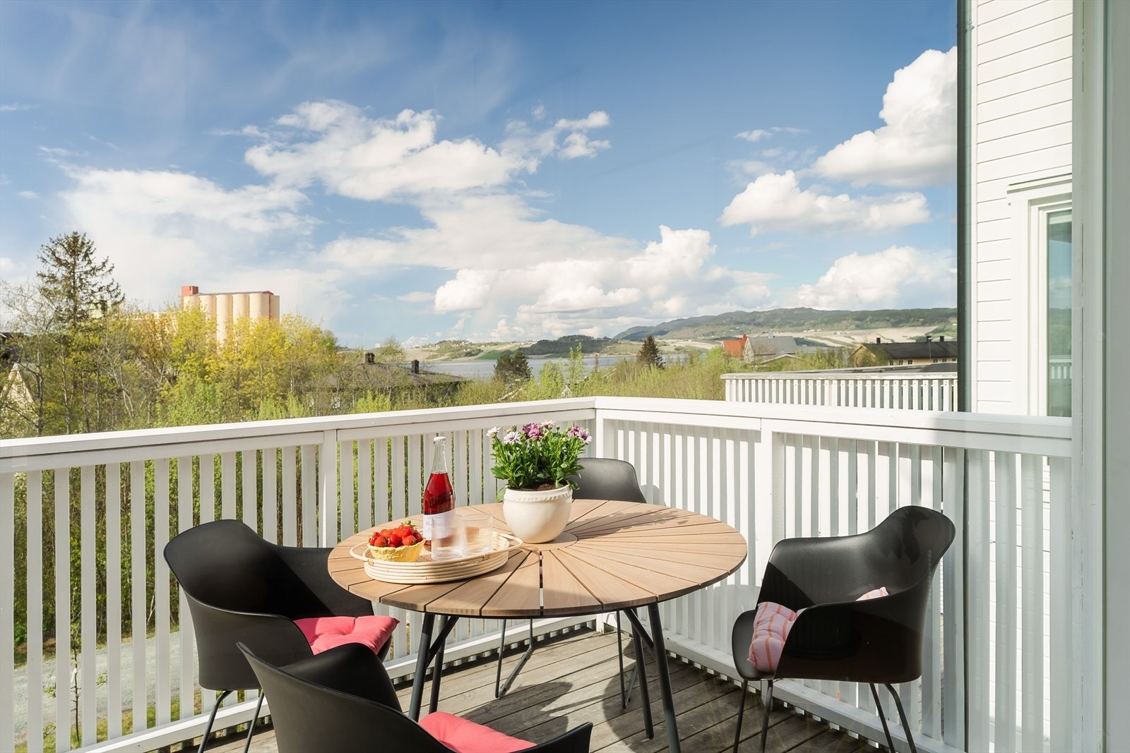 Fra stuen er det direkte utgang til en romslig balkong på ca. 24 m². Dette er en flott forlengelse av oppholdsrommet, med god plass til både spisegruppe, loungestoler og beplantning. Galleribilde