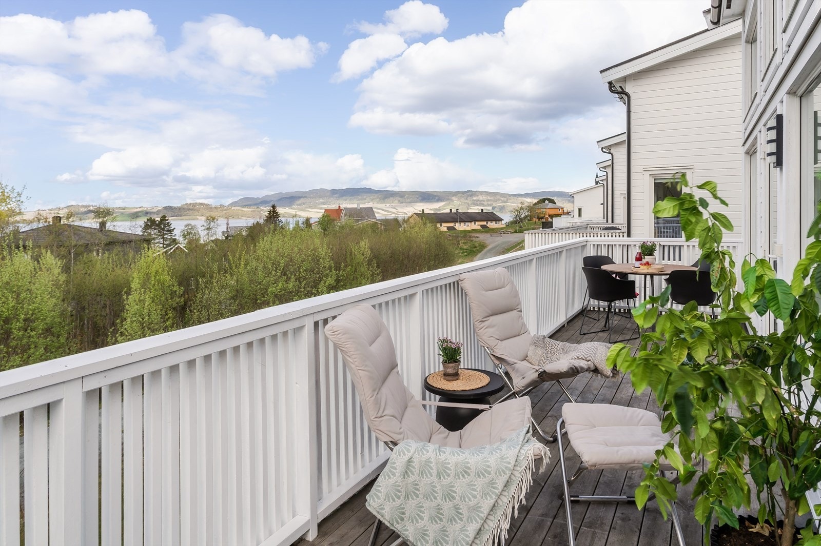 Balkongen ligger lunt til med hvitt rekkverk og gode sol- og utsiktsforhold, og blir et naturlig sted å nyte kaffekoppen, sommermåltider eller rolige kvelder utendørs. Galleribilde