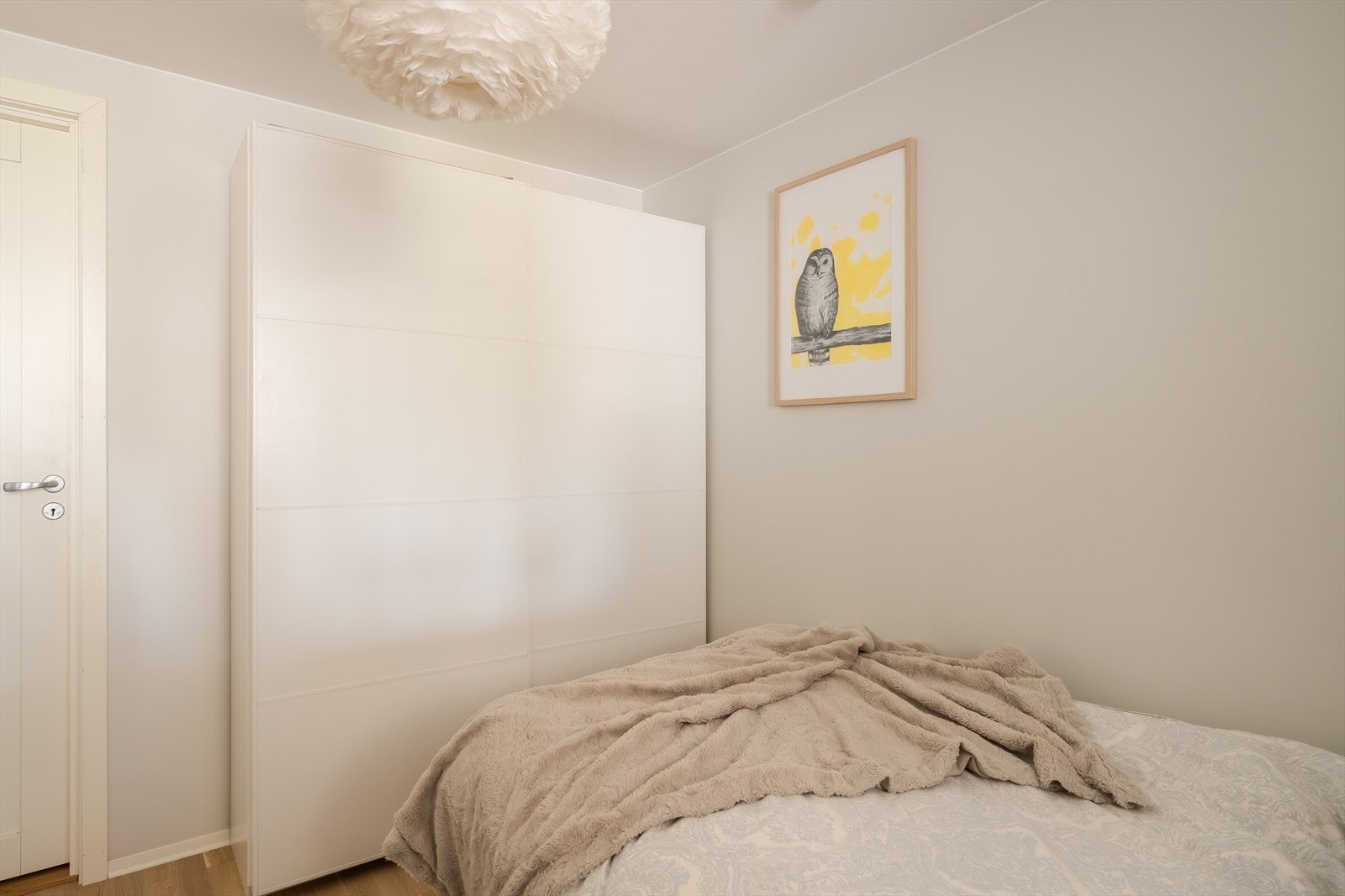 Her har du boligens største soverom som er på 13 kvm inkl. boden som ligger i tilknytning til dette soverommet. Denne kan ved enkle grep omgjøres til en walk-in garderobe. Galleribilde