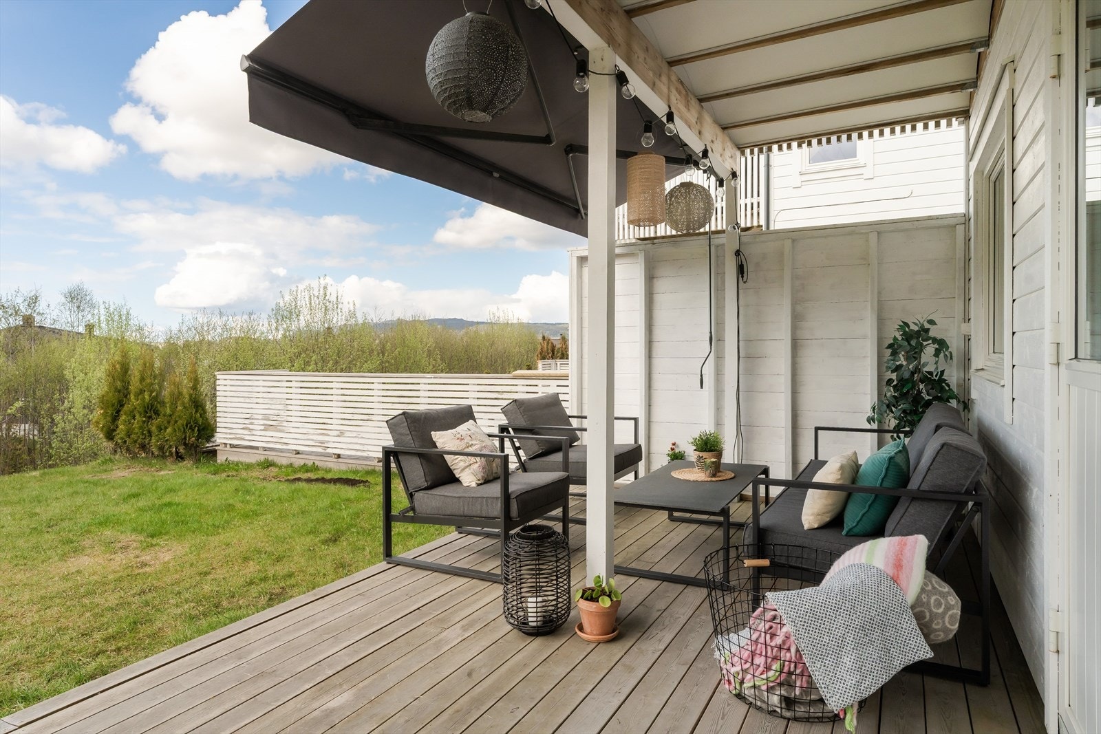Terrasse i tilknytning til sokkeletasjen på ca. 40 m². Galleribilde