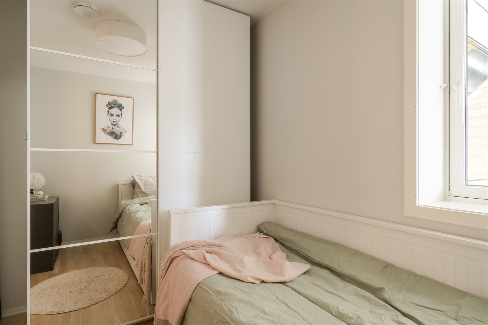Ett av rommene er eksempelvis innredet med seng og arbeidsplass, mens et annet har praktisk garderobeløsning med speilfelt. Galleribilde
