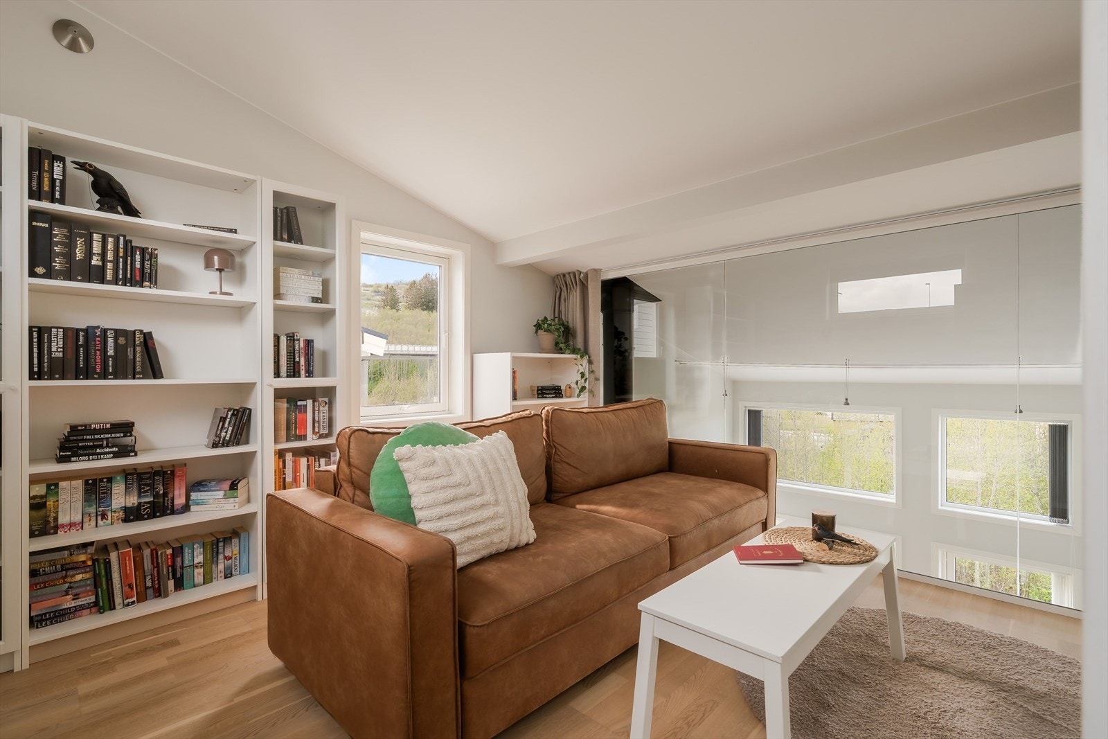 Det er nylig montert et praktisk glassfelt på loftstuen, som gjør at du får adskilt loftstuen fra hovedstuen. Dette er et flott ekstra oppholdsareal som gir boligen en mer fleksibel planløsning. Galleribilde