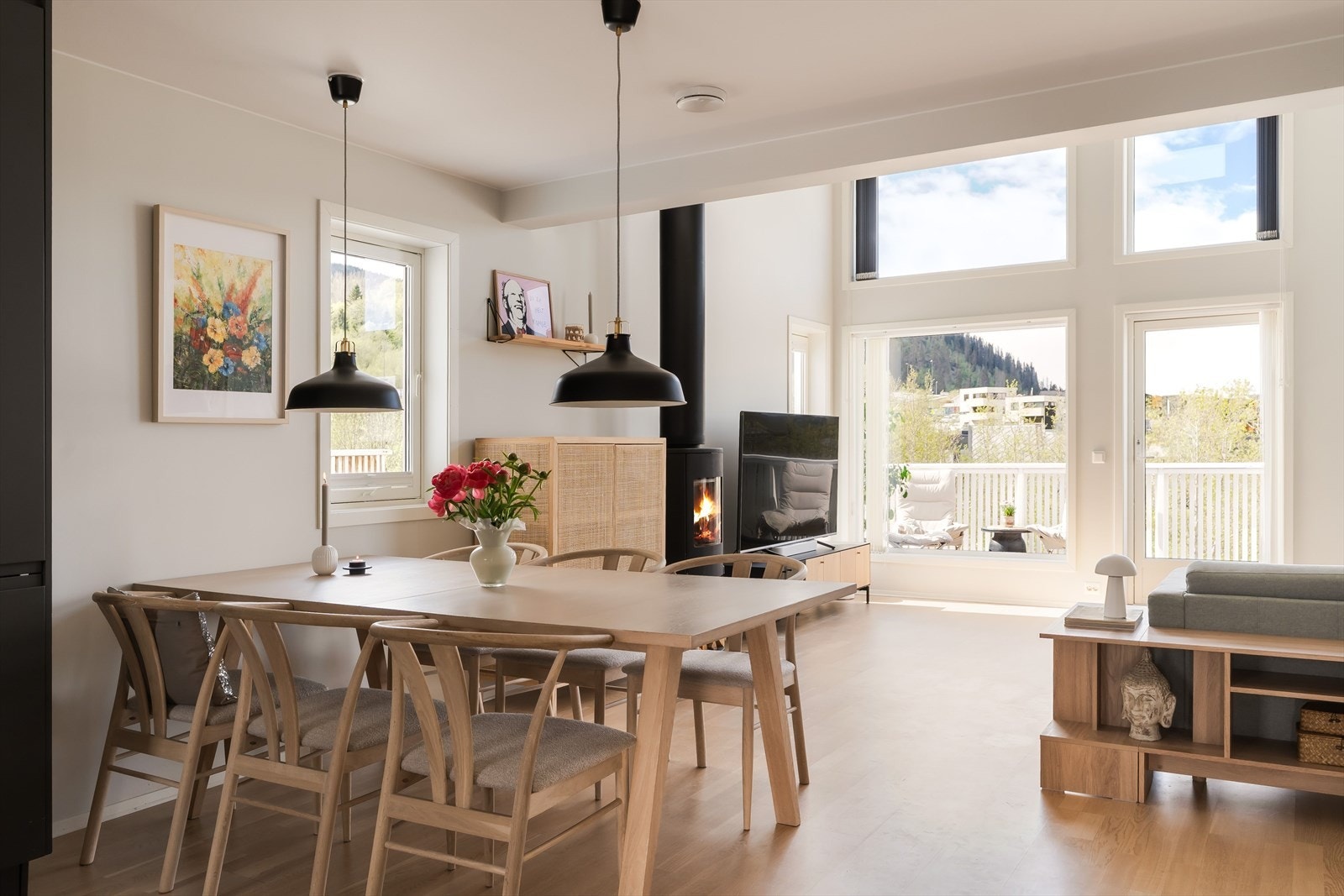 Stue- og spisedelen utgjør et flott og luftig hovedrom på ca. 50 m², med en åpen og sosial løsning mellom kjøkken, spiseplass og stue. Galleribilde