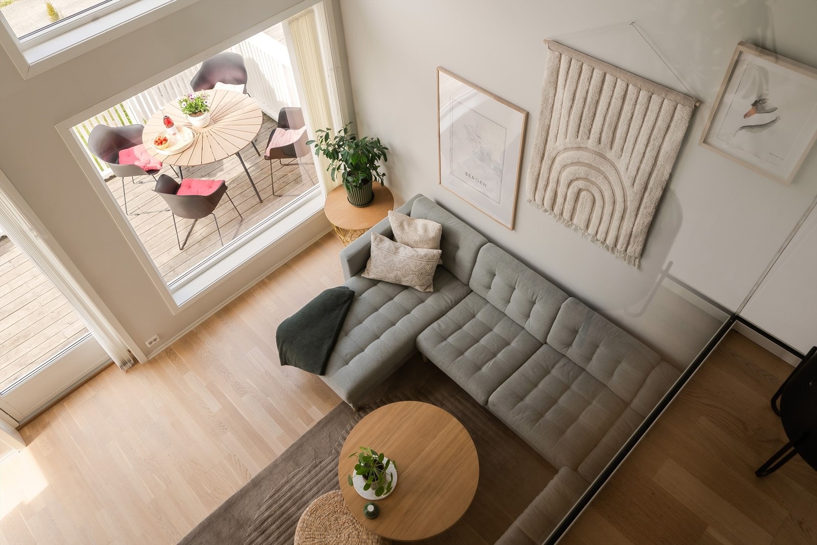 Loftstuen har en lun og tilbaketrukket plassering, samtidig som glassveggen gir kontakt ned mot stuen og slipper lyset videre mellom etasjene. Galleribilde