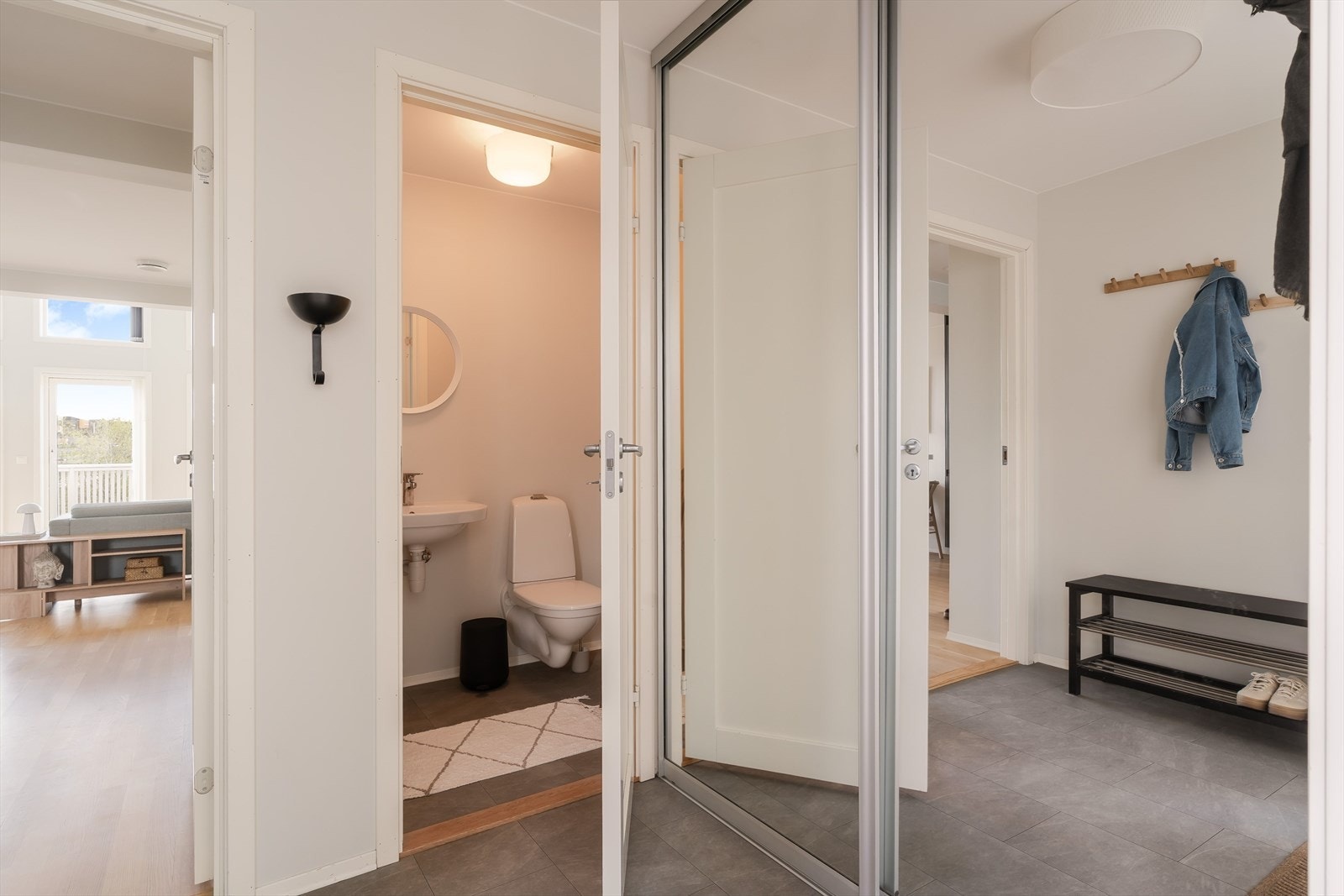 I hovedetasjen ligger et praktisk toalettrom like ved entréen. Galleribilde