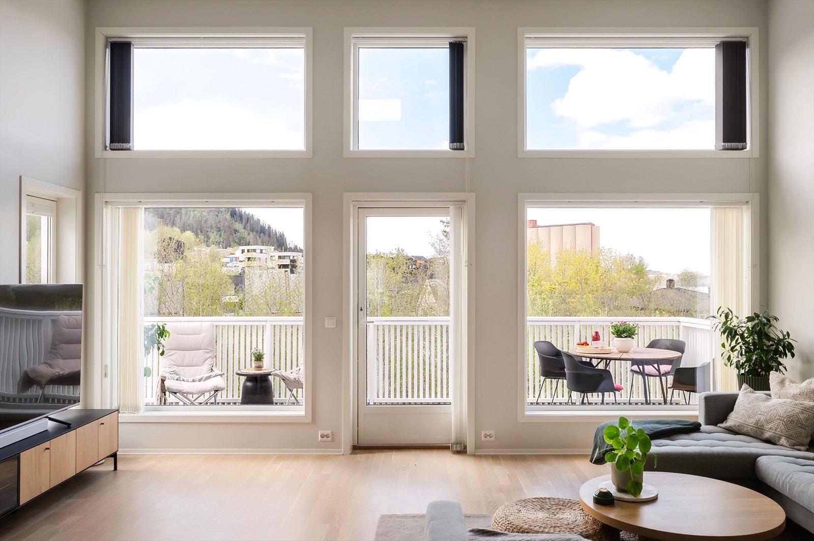 Her trekkes utsikten og uteområdene naturlig inn som en del av oppholdsrommet, og den gode takhøyden gir boligen et særpreget og moderne uttrykk. Galleribilde