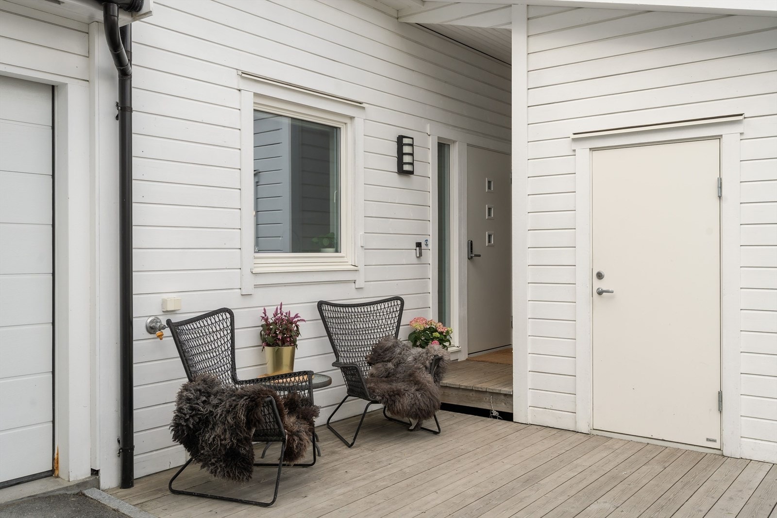 Utenfor inngangspartiet er det en hyggelig terrasse på ca. 11 m². Dette gir en fin og skjermet sone ved ankomst, med plass til et lite sittemøblement eller beplantning. Galleribilde