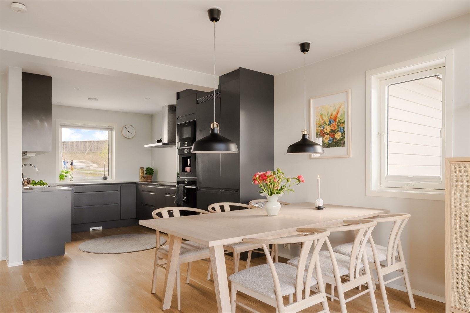 Spisedelen ligger naturlig mellom kjøkkenet og stuen, med plass til et stort spisebord. Dette gir en sosial og praktisk planløsning, hvor man enkelt kan samle familie og gjester til både hverdagsmiddager og større anledninger. Galleribilde