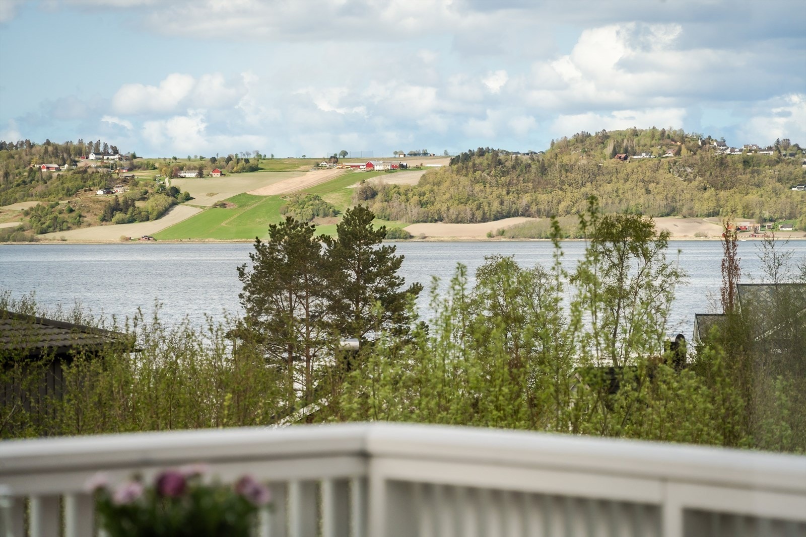 Utsikten er en god kvalitet ved boligen. Fra uteplassene og stuen får du et flott utsyn mot Buvikbukta og Byneset. Galleribilde