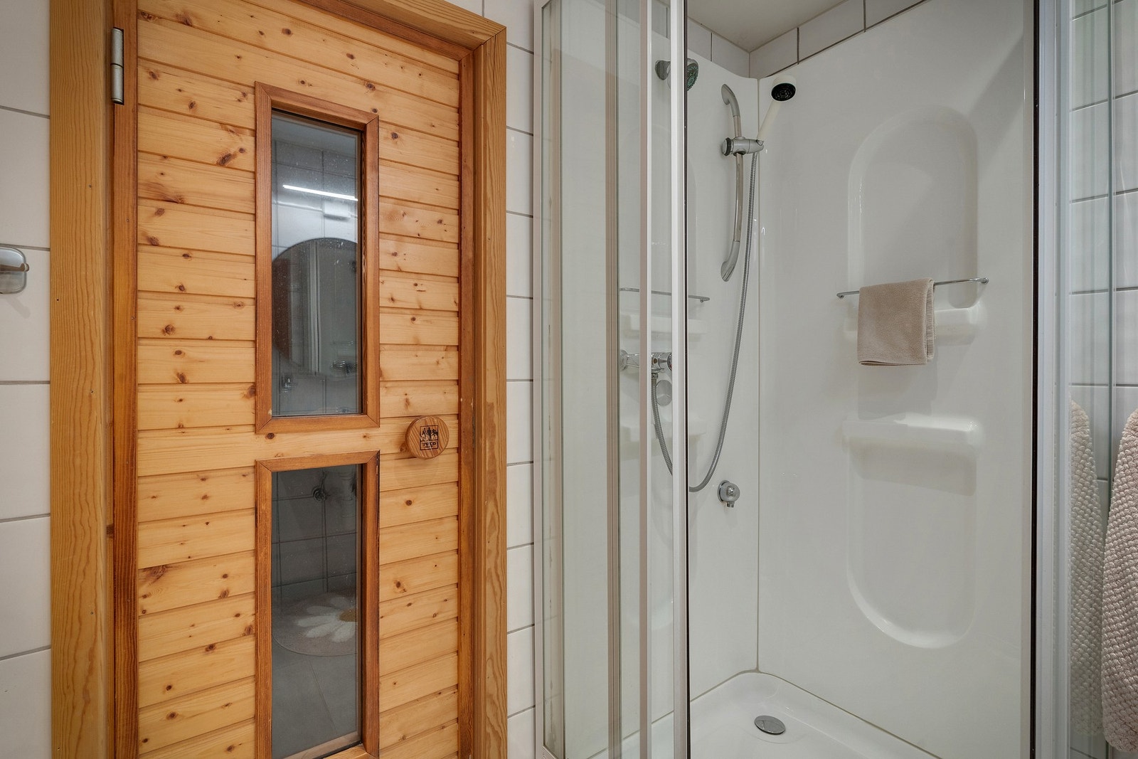 - Fra badet i underetasjen er det inngang til badstu på 3,6 m² - Galleribilde