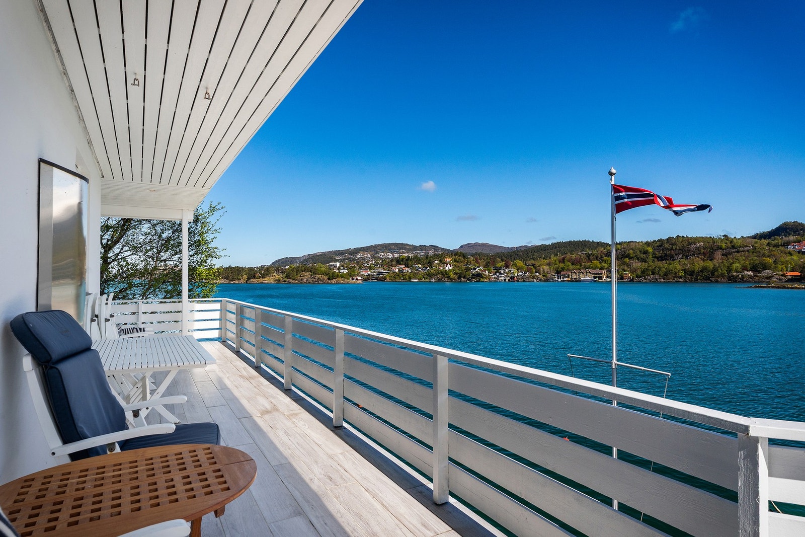 - Utgang fra underetasje til en hyggelig østvendt terrasse på hele 41,2 m², hvorav 15,4 m² er overbygd - Galleribilde