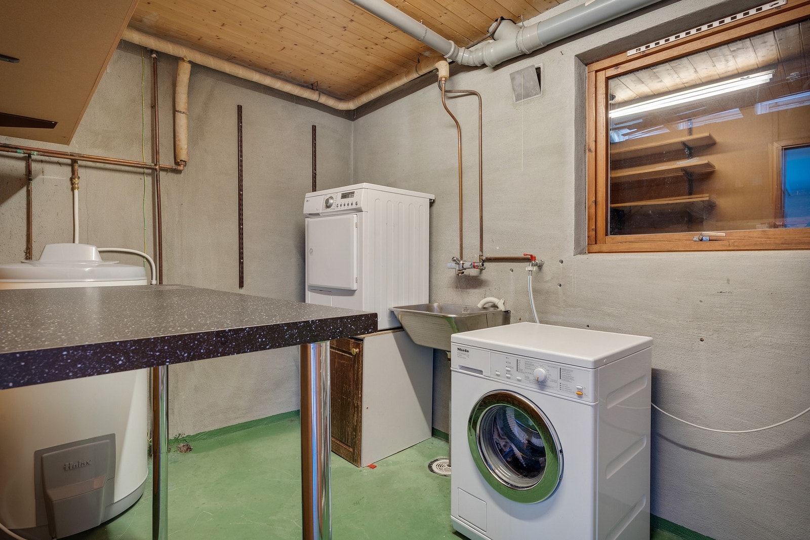 - Vaskerom på 7,1 m² i underetasjen. Vaskerommet er innredet med utslagsvask, opplegg for vaskemaskin/tørketrommel, varmtvannstank og hyller - Galleribilde