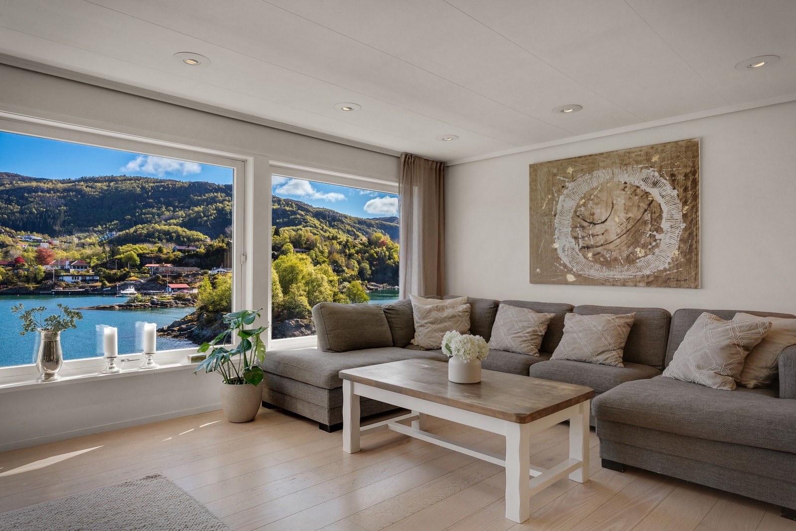 - Utsikten fra stuen er helt fantastisk, og må oppleves - Galleribilde
