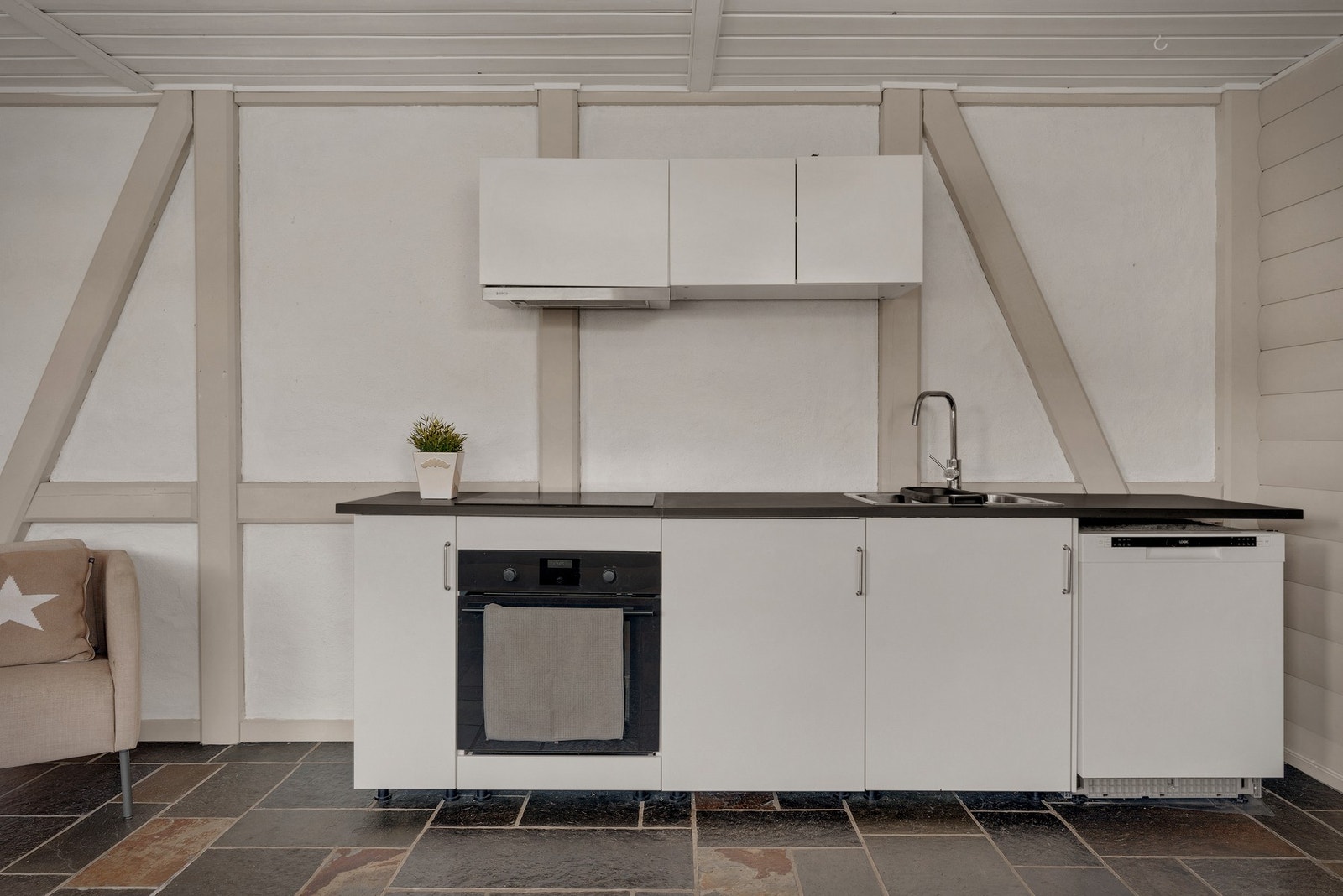 - Åpen kjellerstue-/kjøkkenløsning som gir en sosial og innbydende atmosfære. IKEA kjøkkeninnredning med slette hvite fronter, laminat benkeplate, stål vaskekum, ventilator og opplegg for oppvaskmaskin. Av integrerte hvitevarer medfølger stekeovn og plate Galleribilde