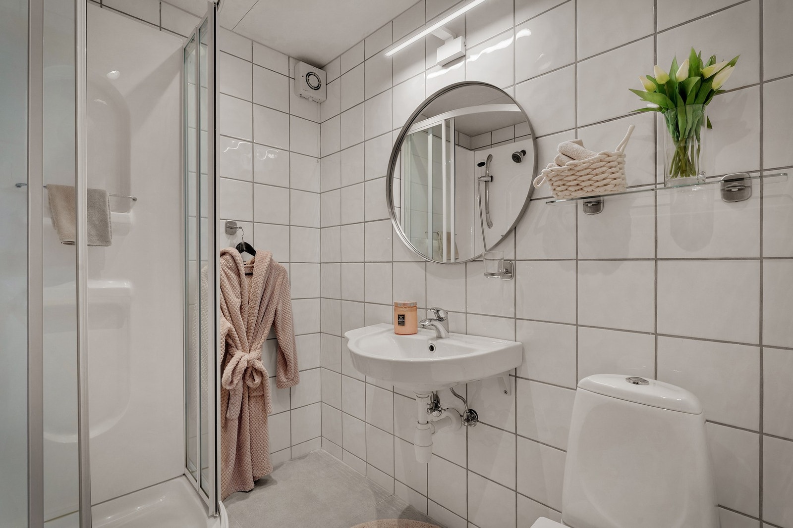 - Badet i underetasjen har keramiske fliser på gulv/vegger og er innredet med servant med speil og belysning, toalett og dusjkabinett - Galleribilde