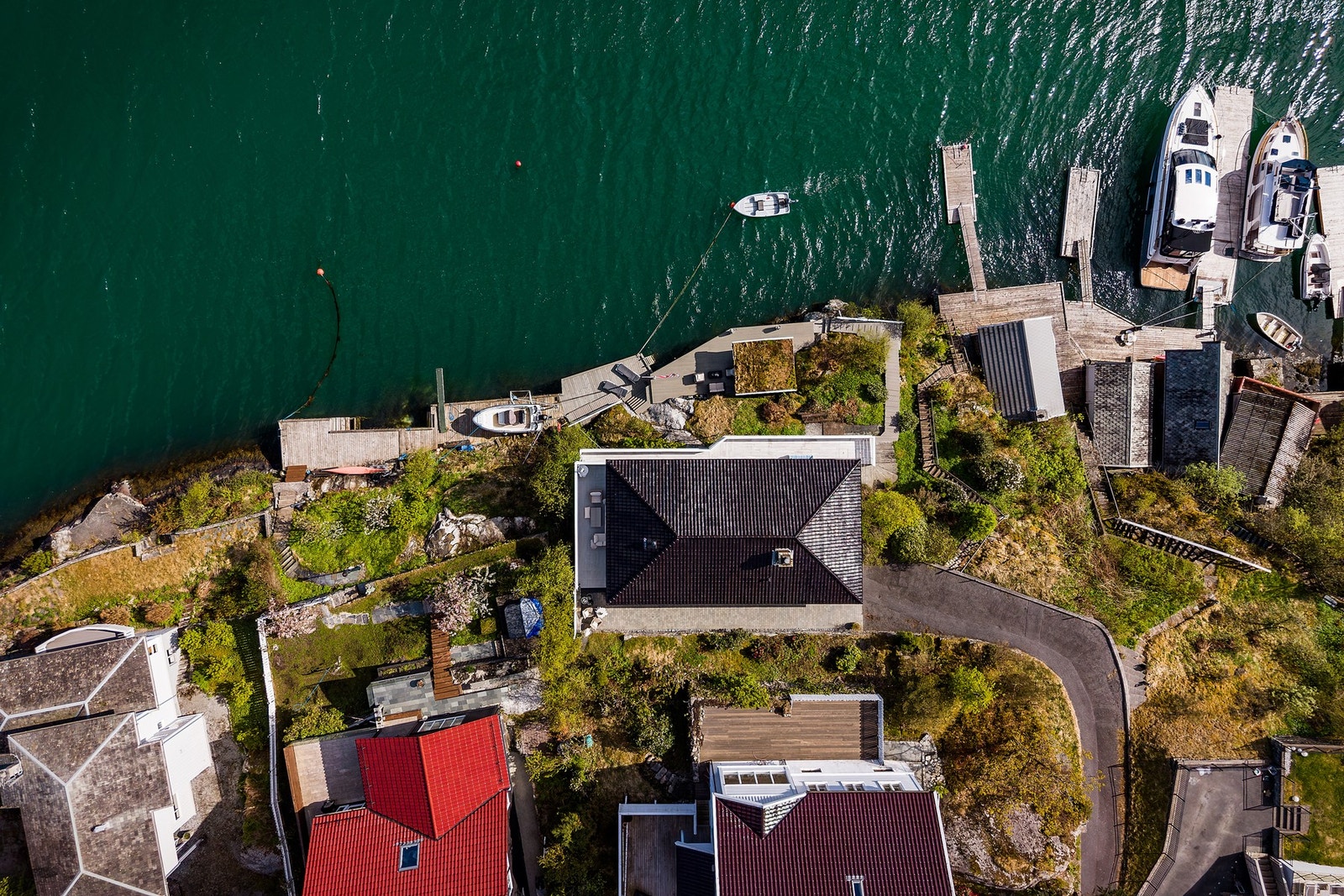 - Her bor man bokstavelig talt helt i vannkanten, med en maritim atmosfære som få eiendommer kan tilby. Eiendommen fremstår som svært godt vedlikeholdt og kombinerer sjelden sjønær luksus med en sentral og familievennlig beliggenhet - Galleribilde