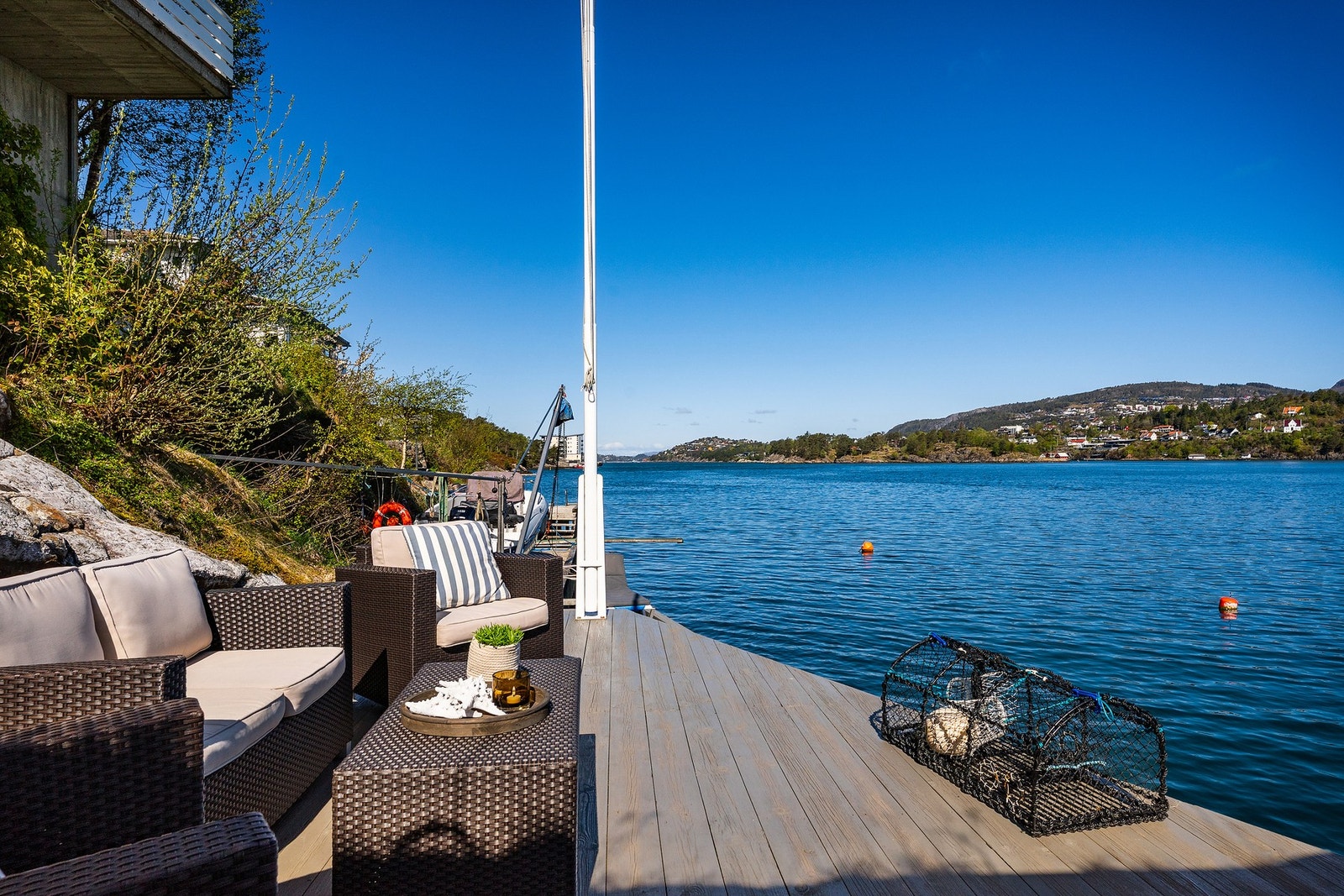 - Her kan du nyte late sommerdager i solen eller ta deg et forfriskende bad rett fra bryggen når du ønsker - Galleribilde