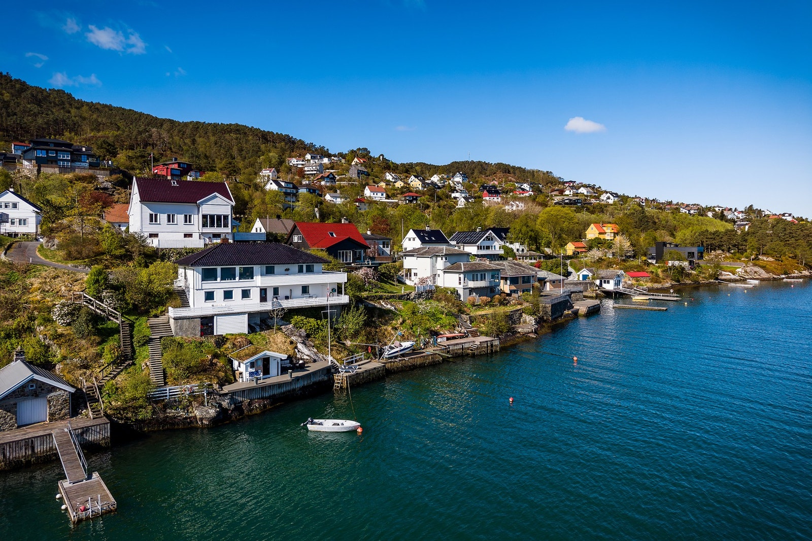 - Dette er en sjelden anledning til å sikre seg en eksklusiv sjøeiendom i et veletablert og attraktivt område - perfekt for deg som ønsker å bo fredelig og naturskjønt, samtidig som du har kort vei til alle byens fasiliteter - Galleribilde