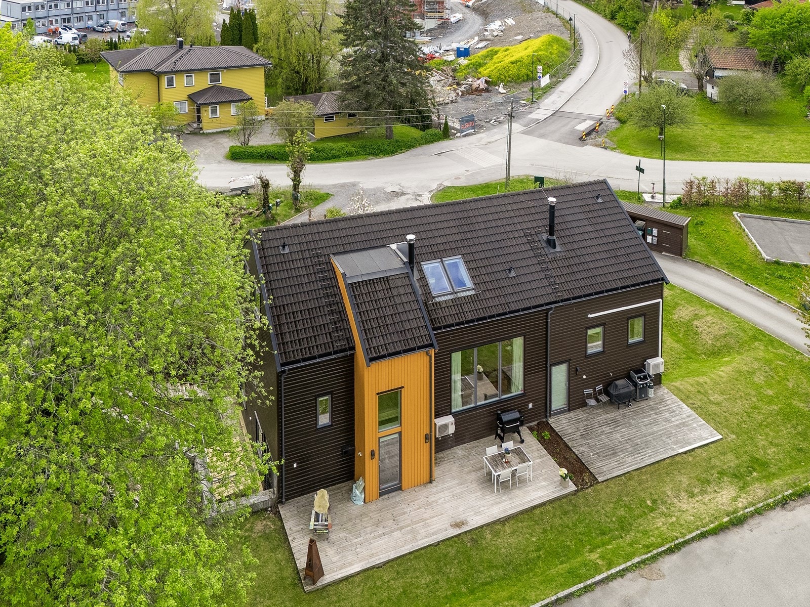 Tilbaketrukket og landlig, samtidig sentralt med kort vei til Asker sentrum. Galleribilde