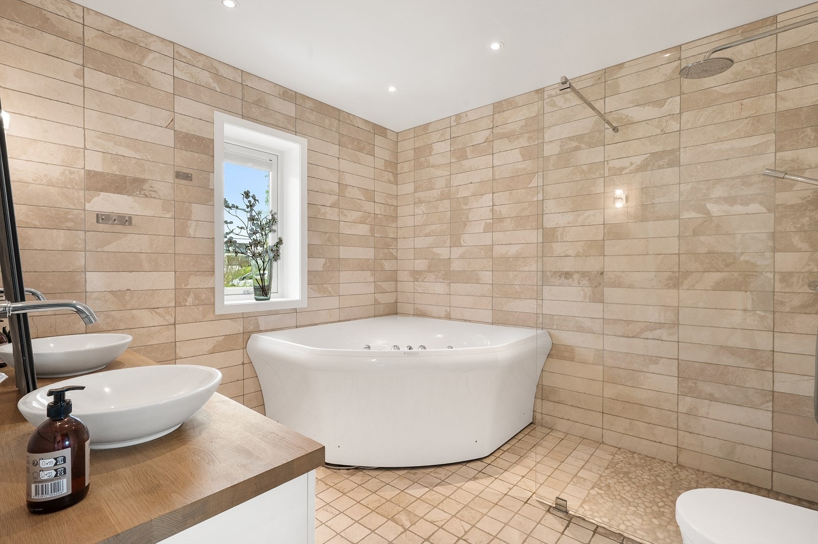 Badekar og dusjnisje med fast glassvegg. Galleribilde