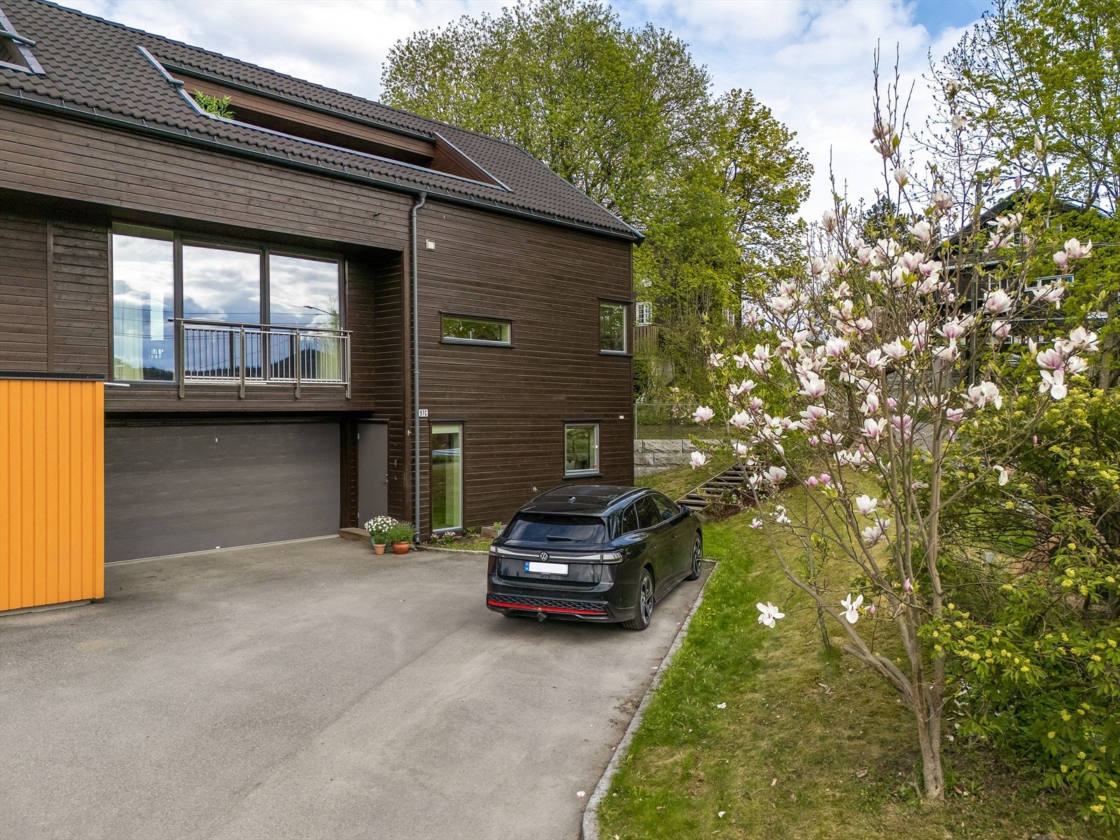 Integrert dobbelgarasje med elbil-lader. Galleribilde