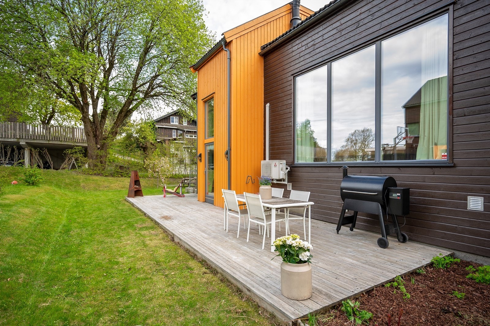 Adkomst til hagen fra terrassen. Galleribilde
