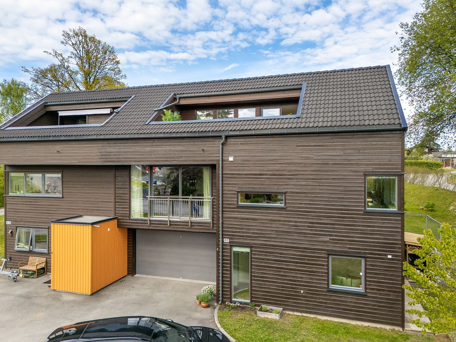 Eiendommen har flott beliggenhet i et attraktivt og familievennlig villaområde på Høn i Asker. Galleribilde