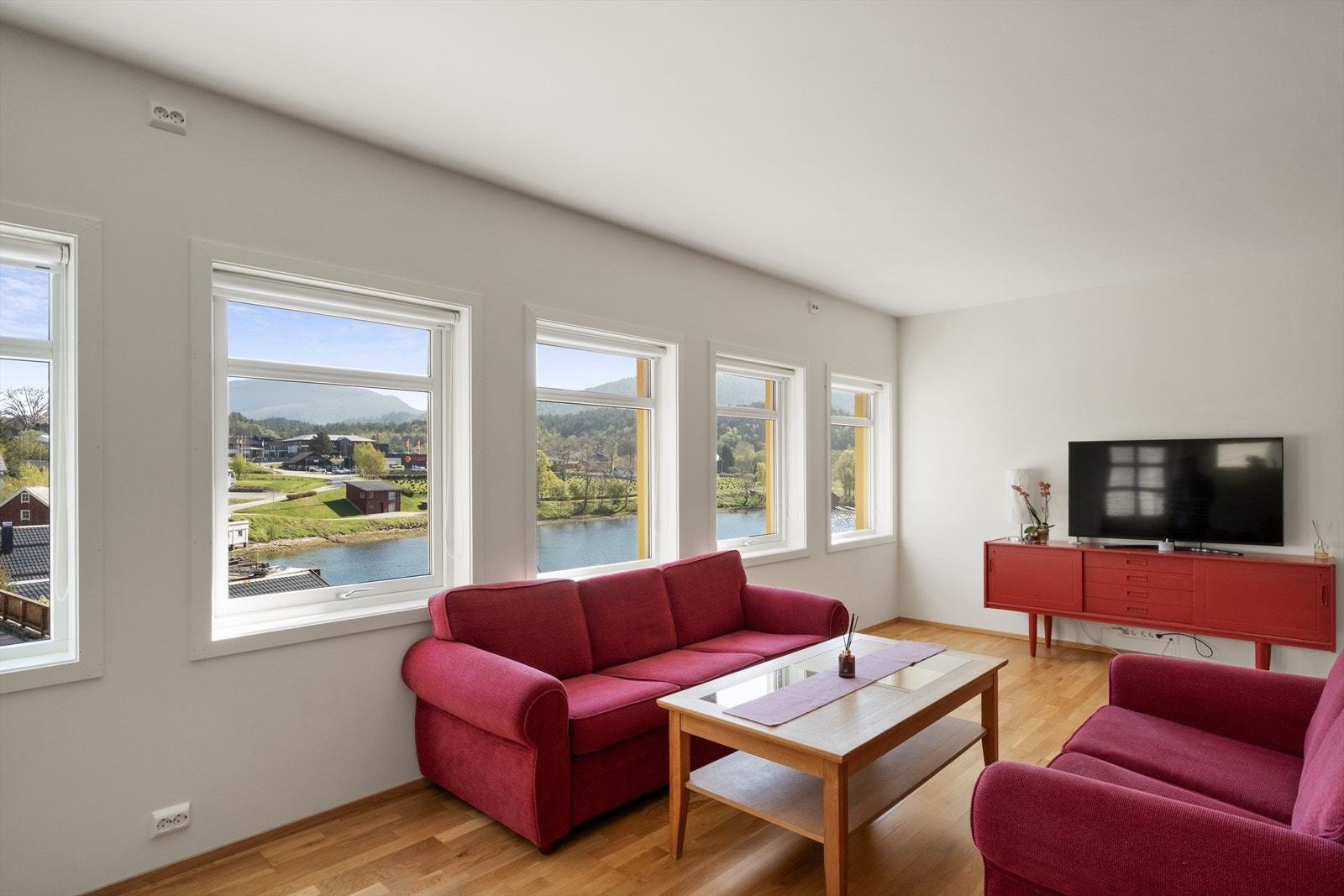 Leiligheten ligger i et boligbygg i kaikanten av Aure sentrum, med fantastisk utsikt! Galleribilde