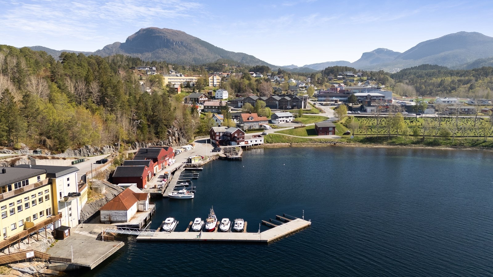 Dronebilde over eiendommen og nærområdet viser nærheten til sentrum. Galleribilde