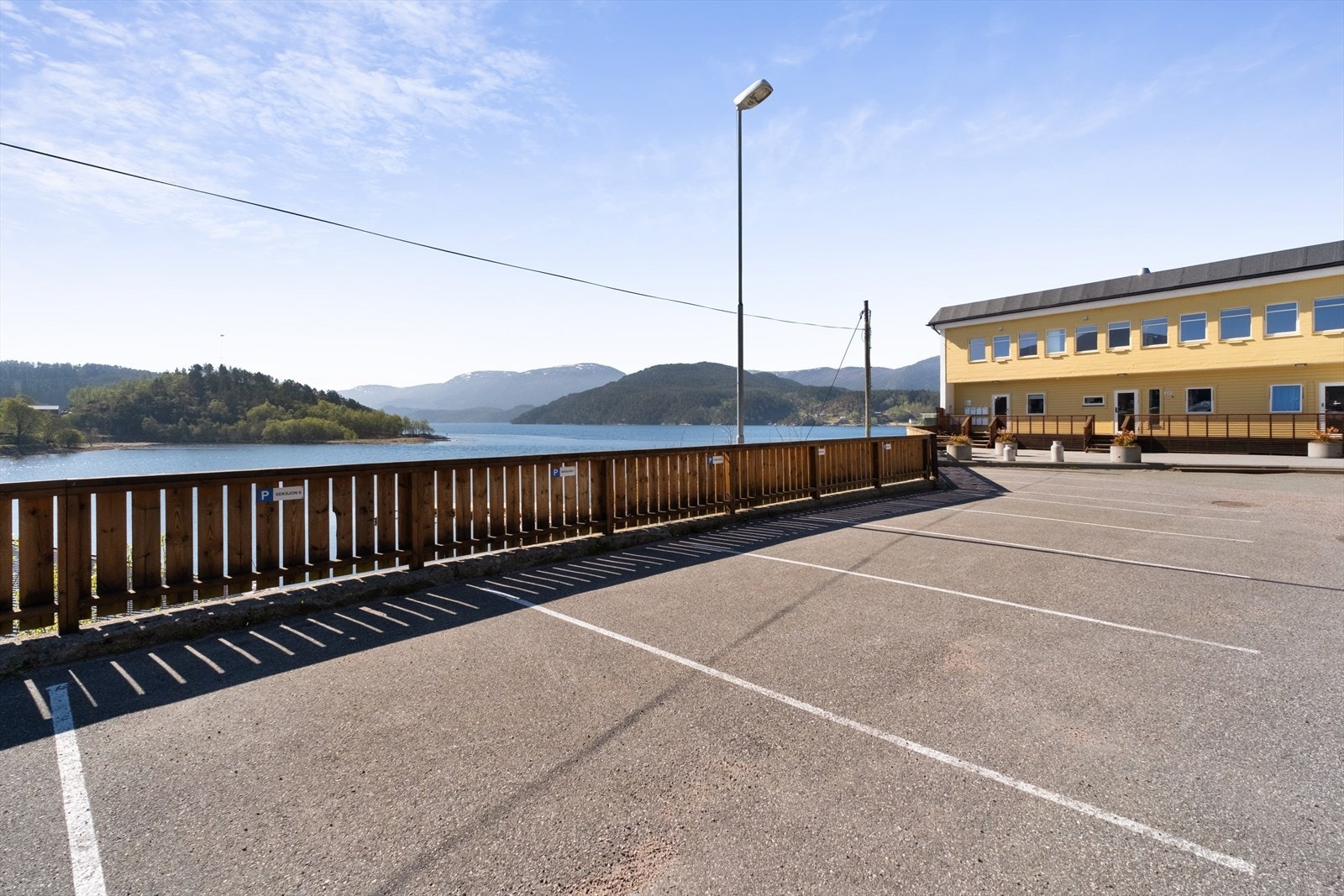 Leiligheten har egen parkeringsplass med asfaltert dekke. Galleribilde