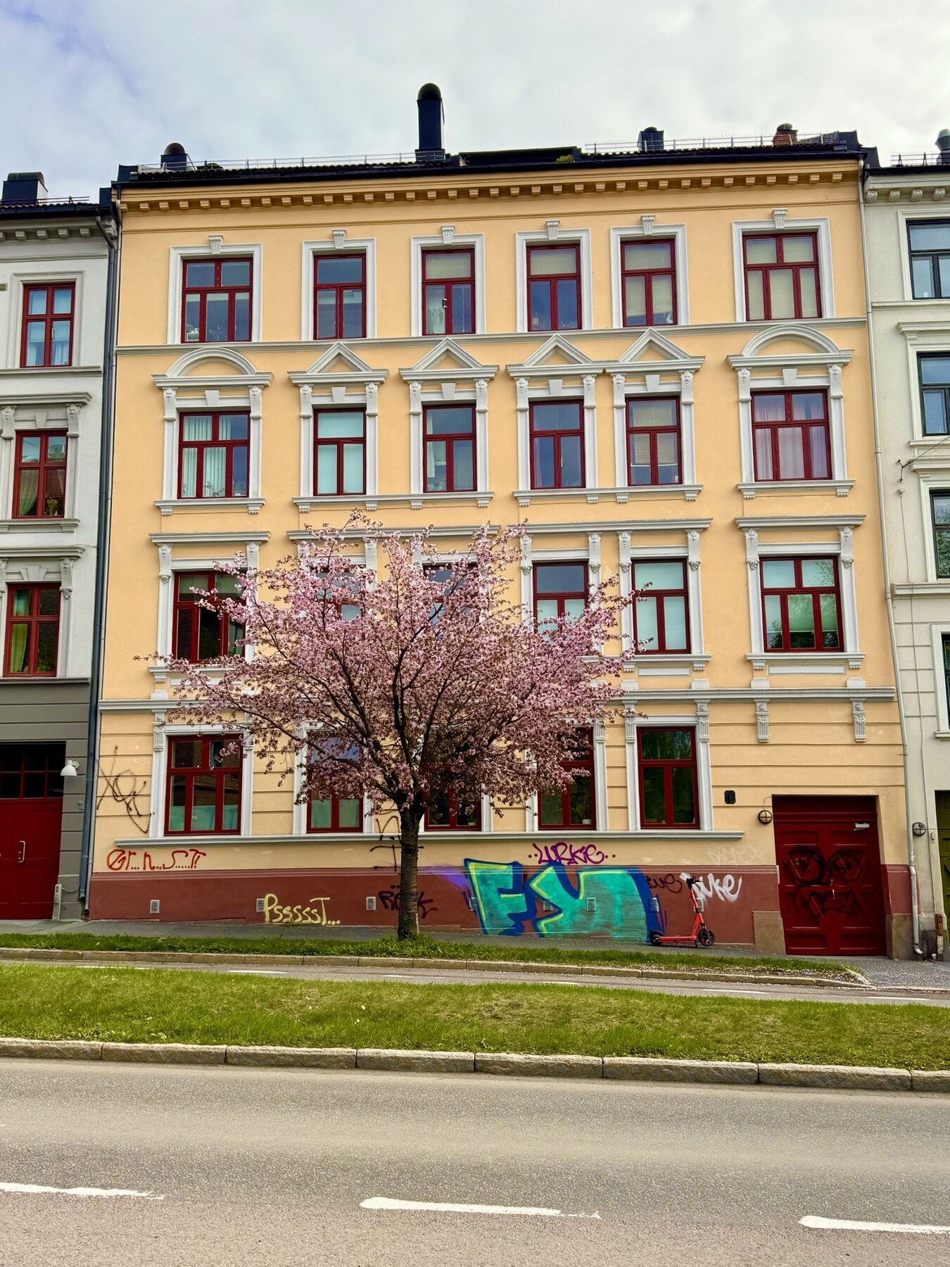 Fasade fra gateplan. (Det er vedtatt på generalforsamling at tagging skal fjernes.) Galleribilde