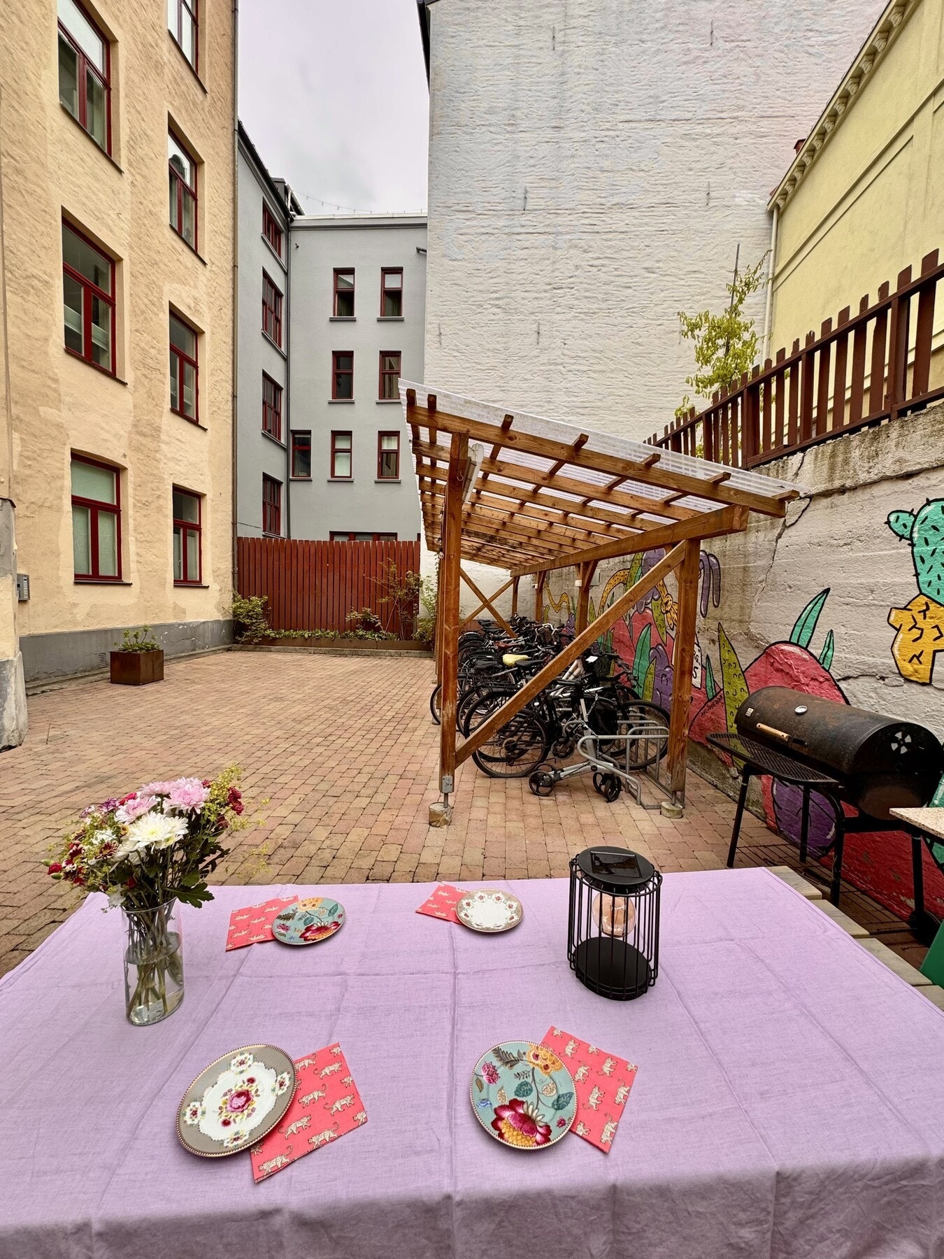 I bakgården er det formiddagssol. Perfekt for lunsj - og tørking av klær i sommerhalvåret. Galleribilde