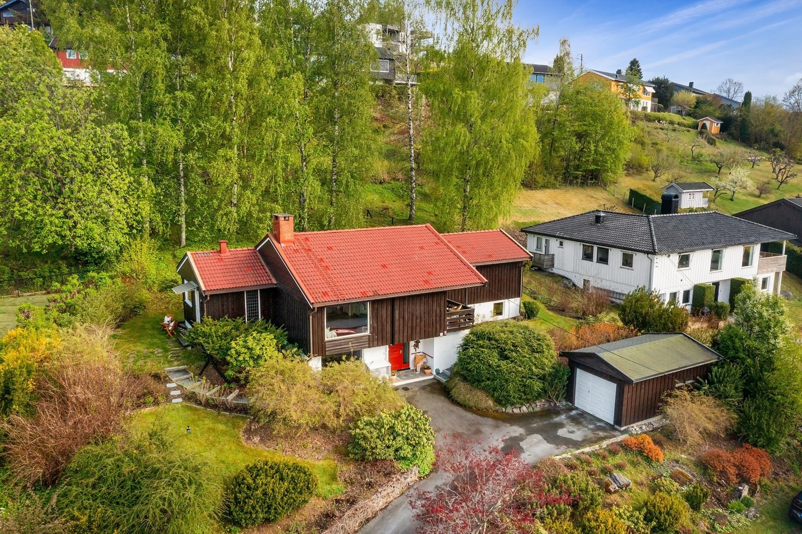 Solrikt beliggende enebolig med kort avstand til skoler og barnehager Galleribilde