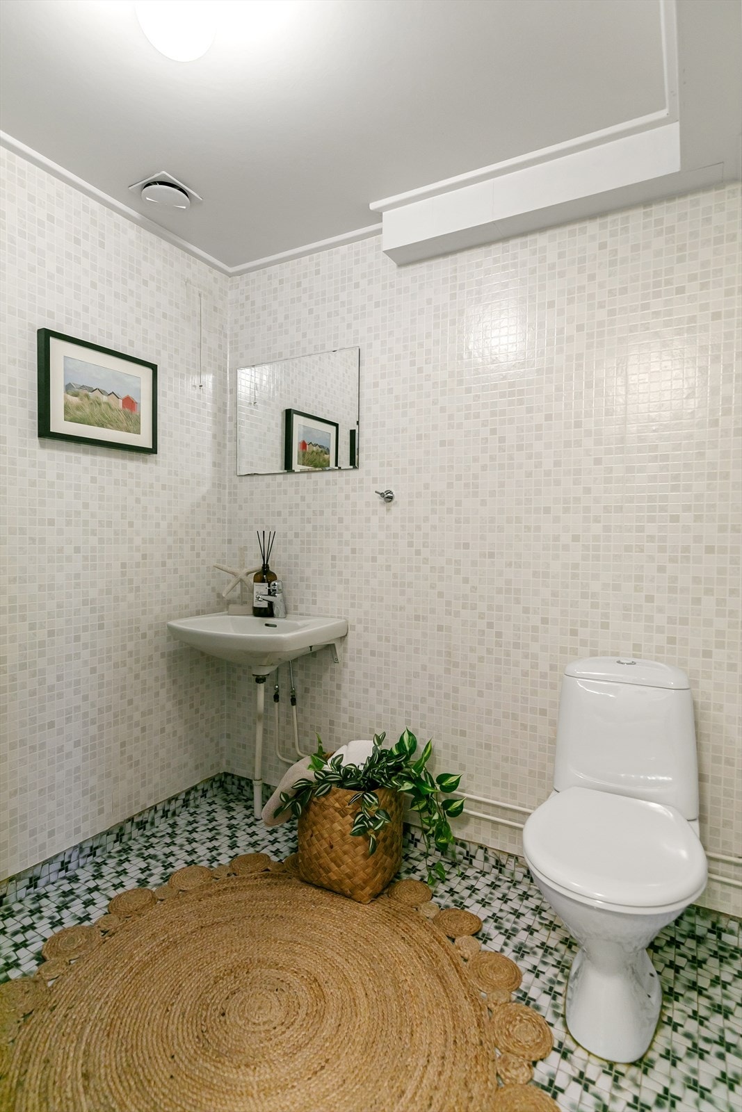 Dusjbadet har også wc og vaskeservant Galleribilde