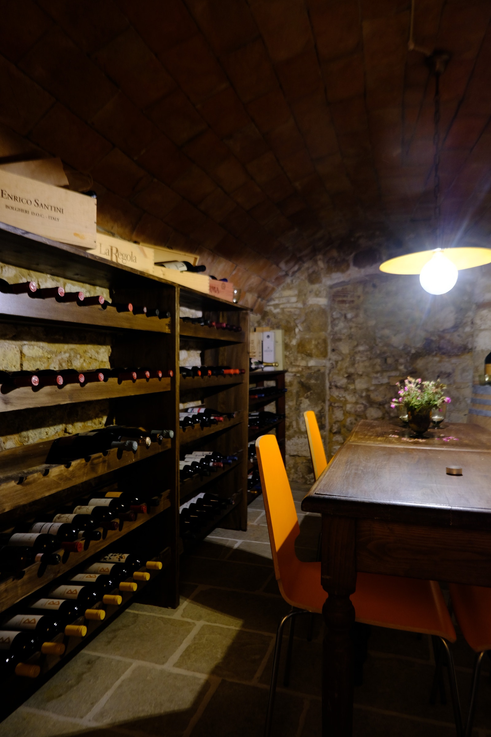 Et sted en inviterer venner til vinsmak og kos. Galleribilde