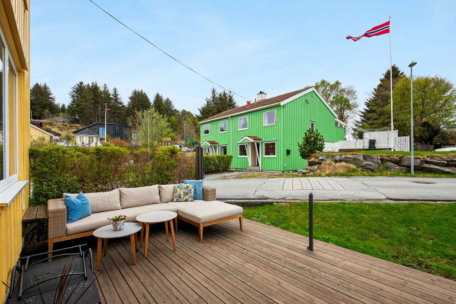 Leiligheten ligger i 1 etasje og har veranda og stor terrasse Galleribilde