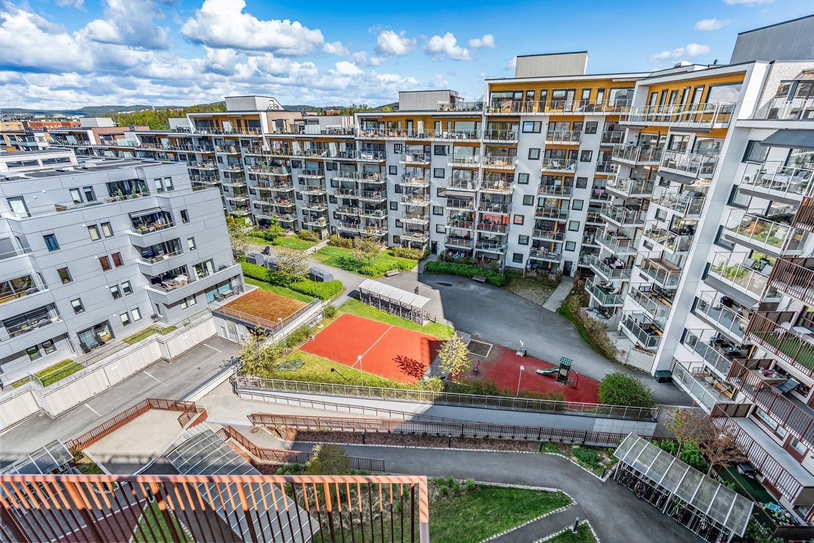 Utsikt inn mot bakgården fra takterrassen. Galleribilde
