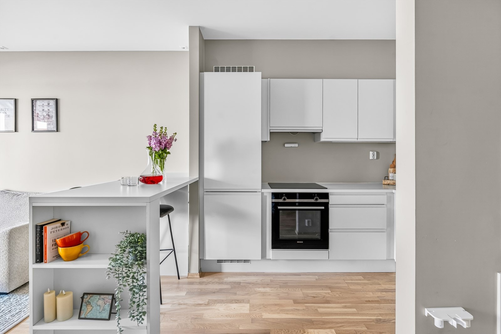 Det er satt inn integrerte hvitevarer som platetopp, stekeovn, oppvaskmaskin og kjøleskap med fryser - dette gir kjøkkenet en helhetlig finish! Galleribilde