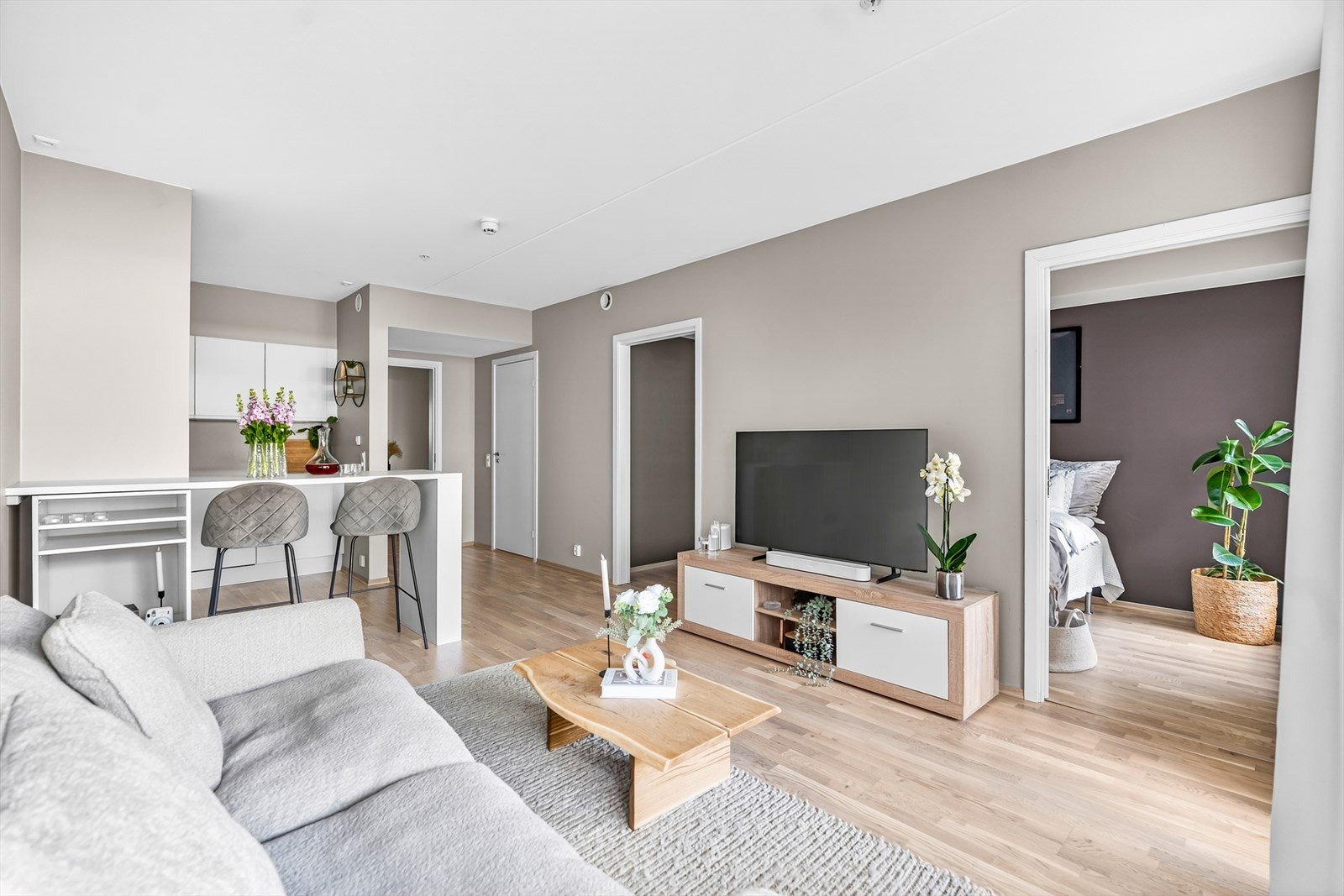 Rommet har plass til sofaseksjon og tv-møbel. Galleribilde