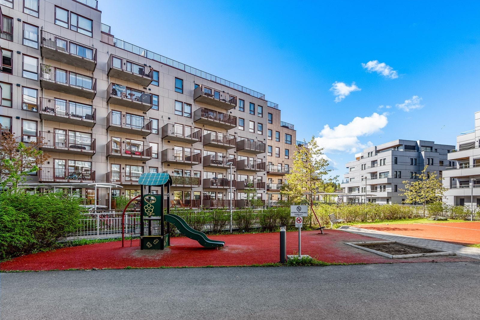 Sameiet disponerer også svært pent opparbeidede fellesarealer på bakkeplan. Galleribilde