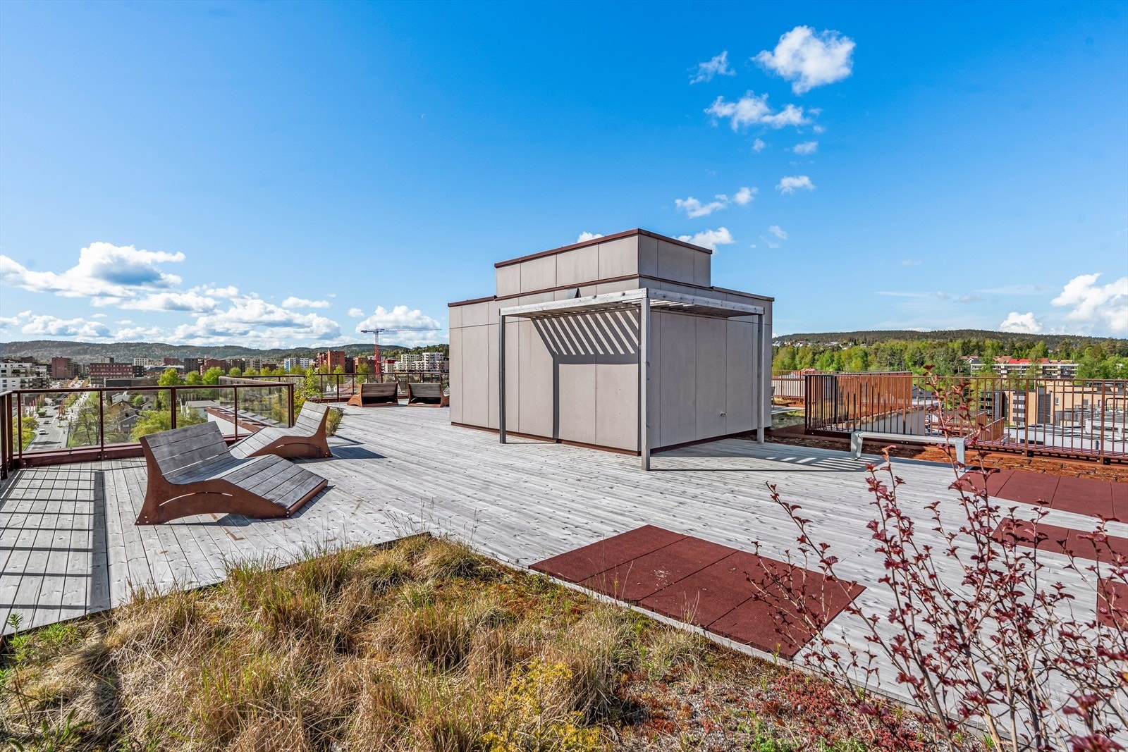Ta heisen til toppen av bygget, og nyt sommerdagen på en av de to felles takterrassene! Galleribilde