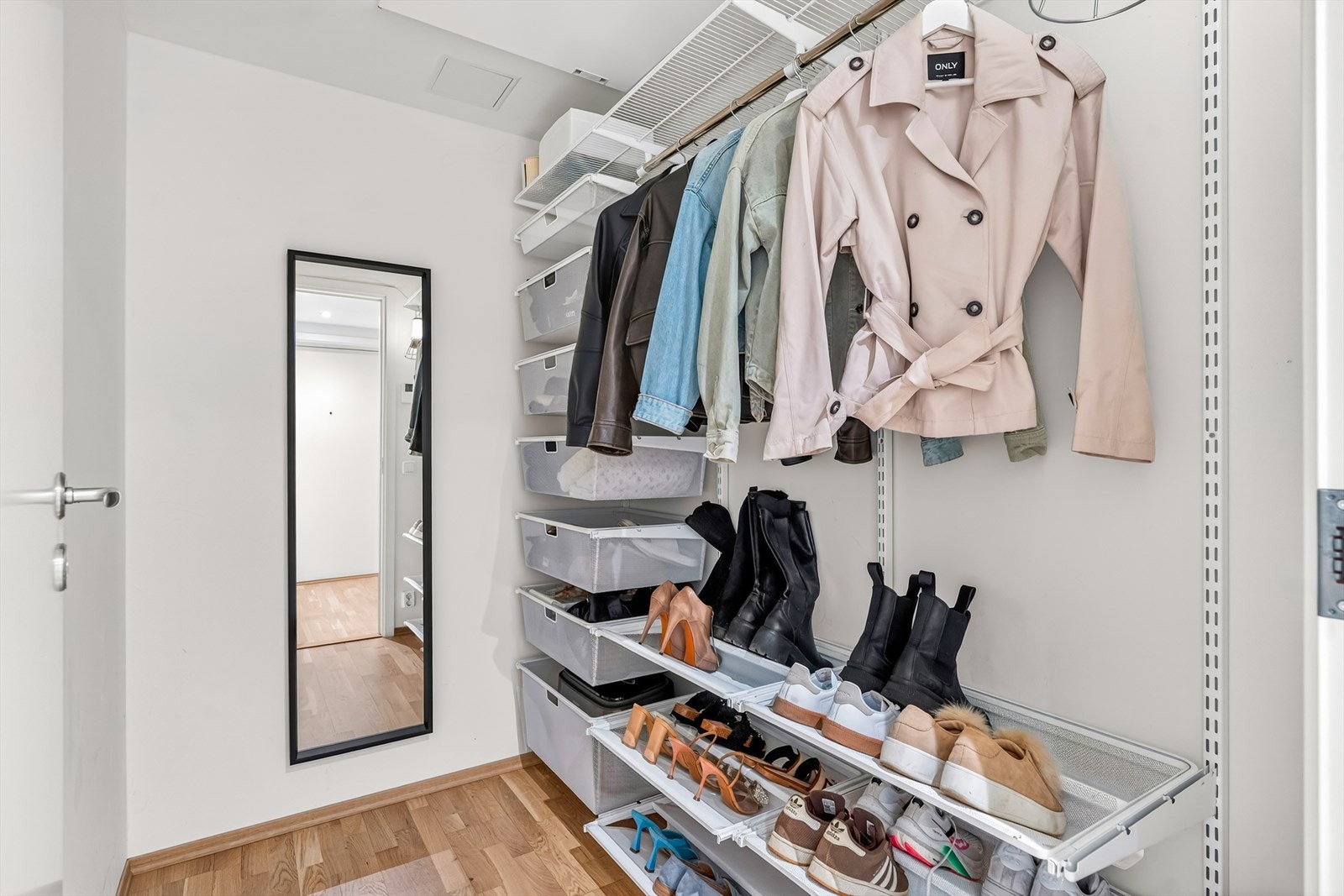Det er mye oppbevaringsplass i en praktisk walk in-garderobe. Galleribilde