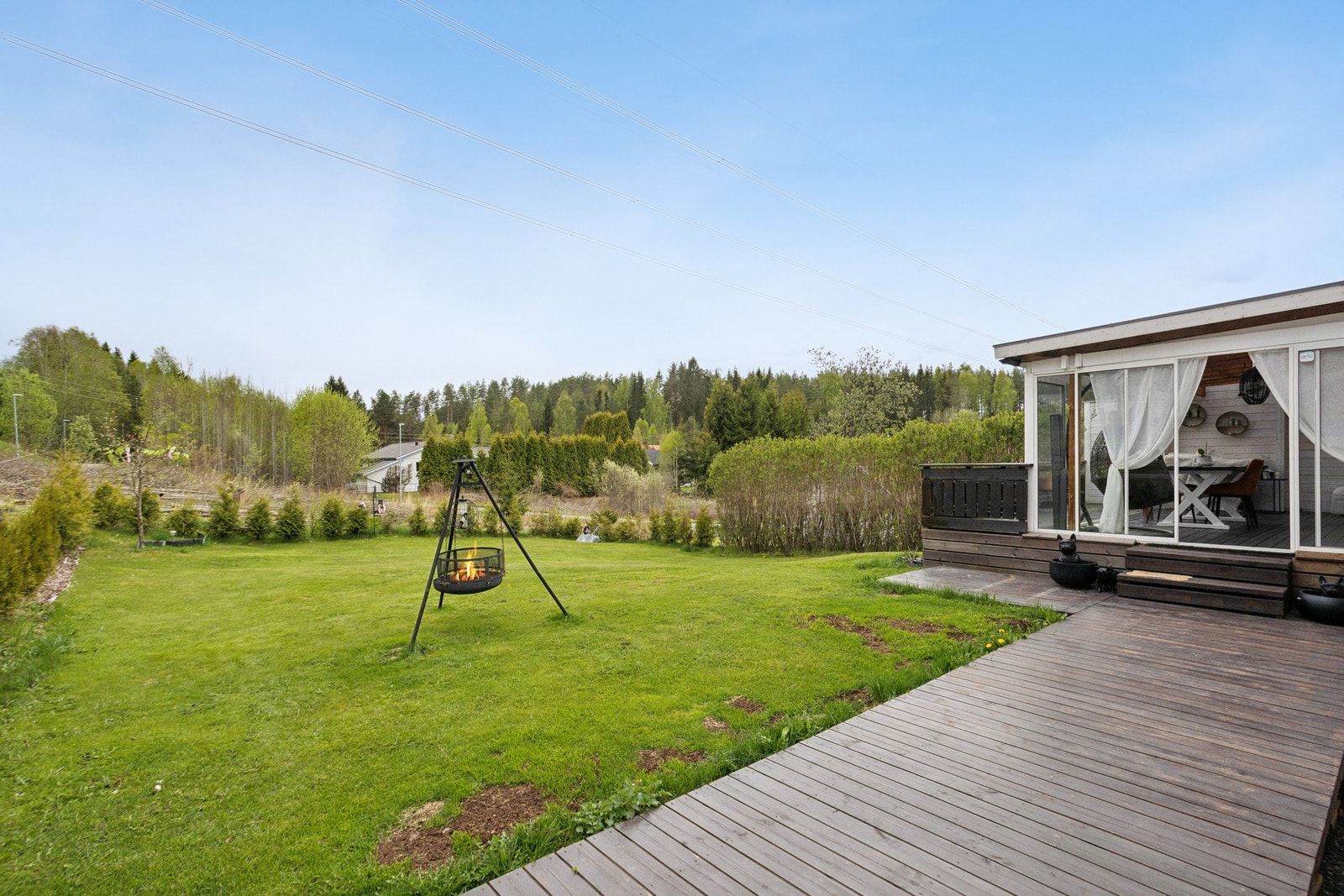 En romslig hage som er perfekt for barna og de firbeinte i familien. Galleribilde