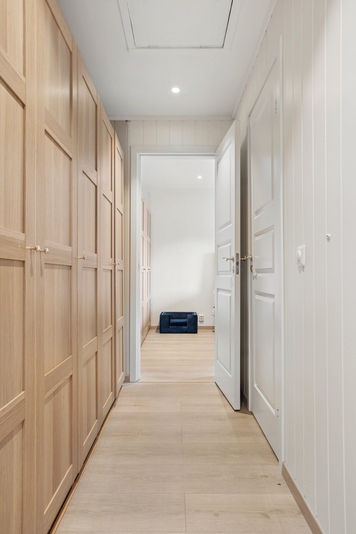 Gangen har godet med oppbevaringsmuligheter i stor garderobe. Gangen tar deg til to av soverommene. Galleribilde